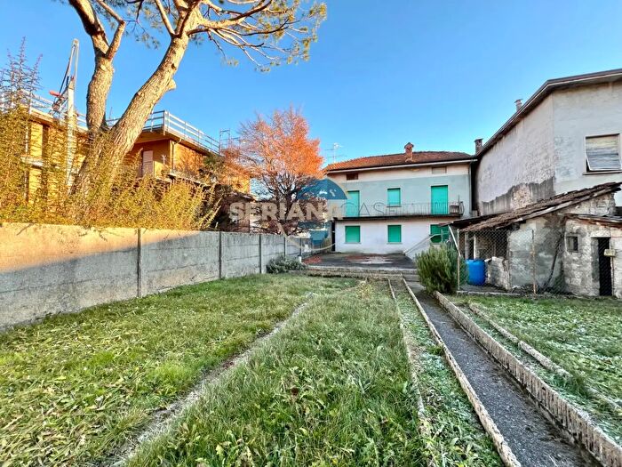 Appartamento con 9 locali in vendita in Via Merelli, Vertova