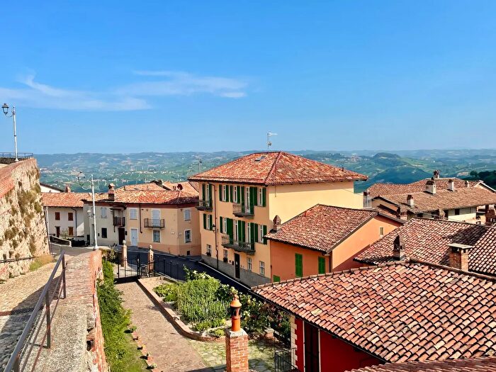 Casa con 16 locali in vendita in Via G Marconi, La Morra