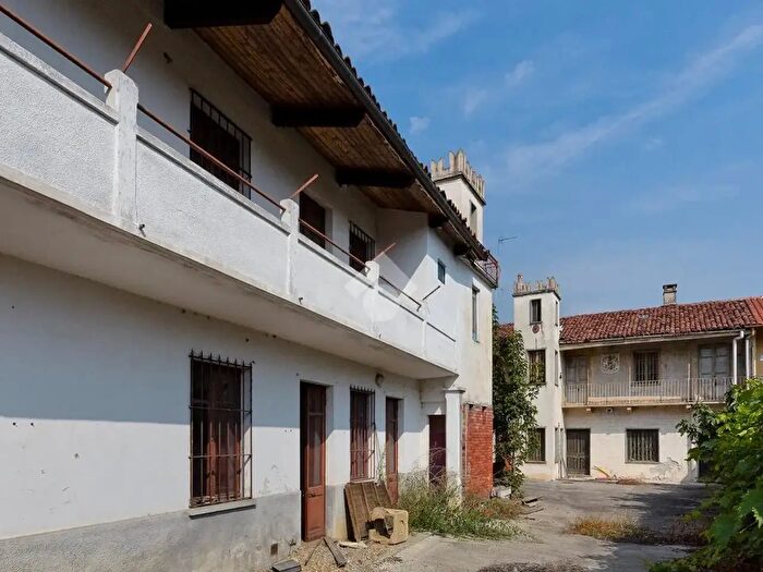 Casa con 10 locali in vendita in Vicolo Redenzione, Buttigliera Alta