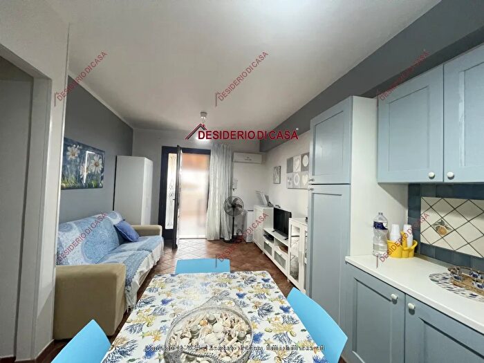 Appartamento trilocale in vendita in Campofelice Di Roccella