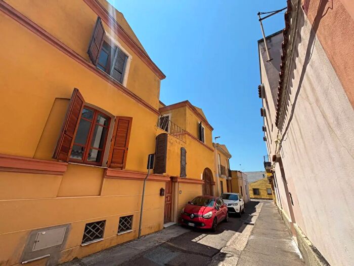 Casa con 10 locali in vendita in Via Urbano Rattazzi, Quartu Sant'Elena
