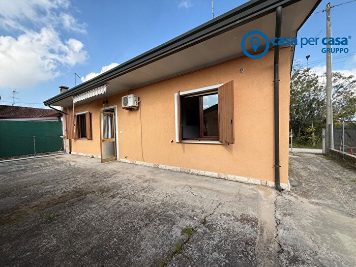 Casa bilocale in vendita in Via Verona, Taglio Di Po