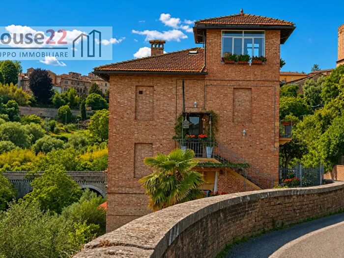 Casa con 5 locali in vendita in Via Girolamo Gigli, Siena