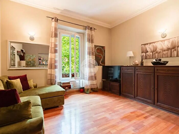 Appartamento trilocale in vendita in Via Valtellina, Milano