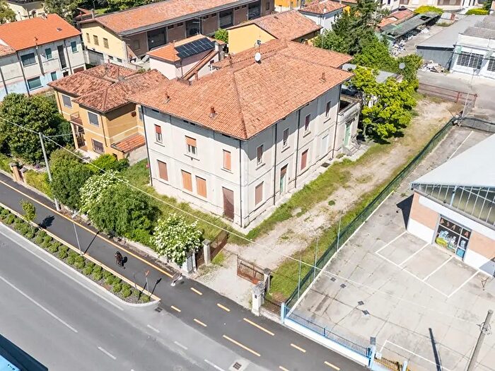 Casa con 7 locali in vendita in Via Cremona, Mantova