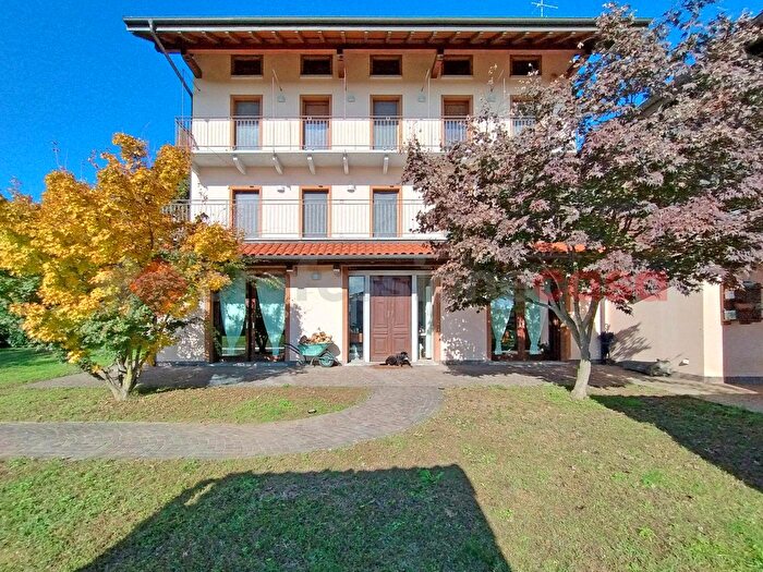 Casa con 7 locali in vendita in Via Nazionale, Borgomanero