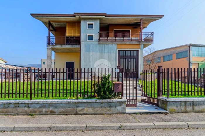 Casa con 10 locali in vendita in Via Archimede, Negrar