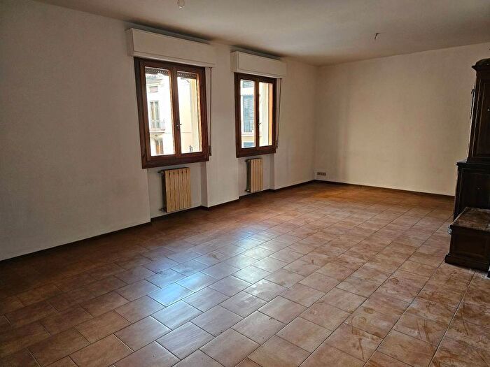 Appartamento con 6 locali in vendita in Via Aspromonte, Narnali Viaccia, Prato