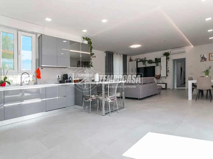 Appartamento trilocale in vendita in Via Emanuella, Saronno