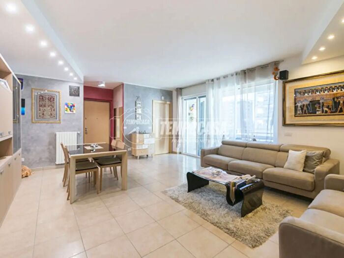 Appartamento quadrilocale in vendita in Via Vittorio Gassman Edificio, Milano