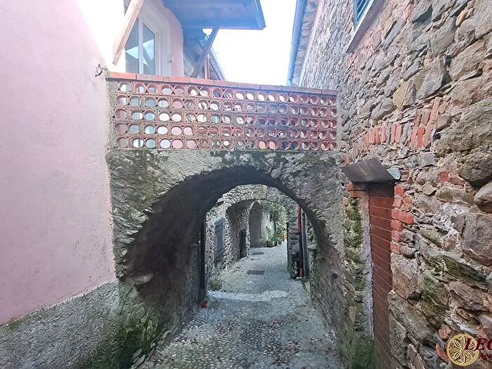 Casa con 9 locali in vendita in Via Giuseppe Garibaldi, Tresana