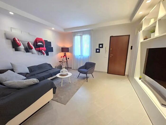 Casa con 6 locali in vendita in Cascina