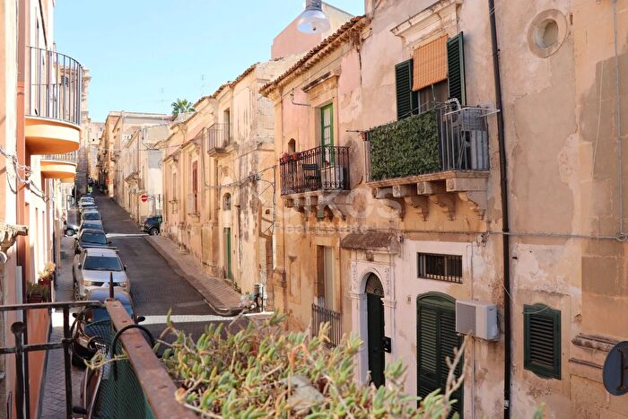 Casa con 8 locali in vendita in Via Arnaldo da Brescia, Noto