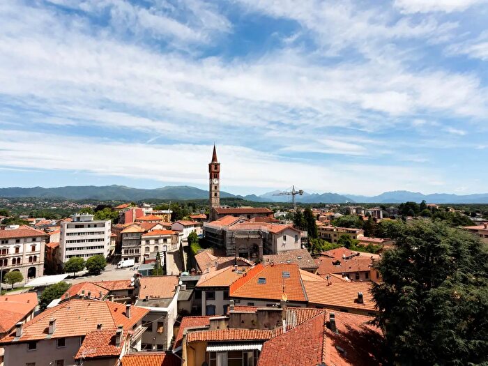 Appartamento con 5 locali in vendita in Piazza Boldorini, Cantu'