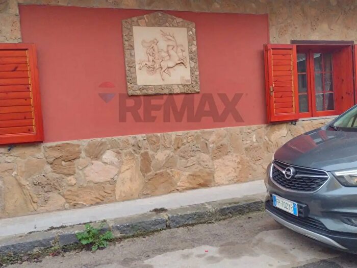 Appartamento con 6 locali in vendita in Via Tenente Salv LI Moli, Mirabella Imbaccari