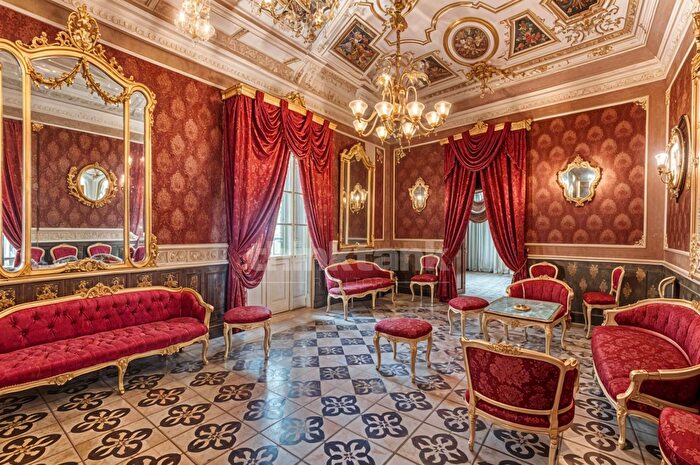 Casa con 10 locali in vendita in Via Roma Snc, Noto