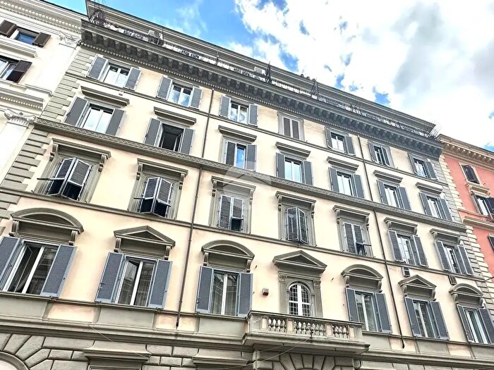 Appartamento con 5 locali in vendita in Via Castelfidardo, Roma
