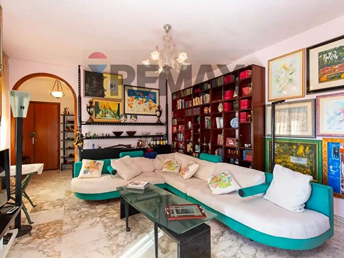 Appartamento trilocale in vendita in Via Giacinta Pezzana, Aci Castello