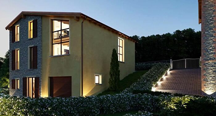 Casa quadrilocale in vendita in Castelnovo Ne Monti