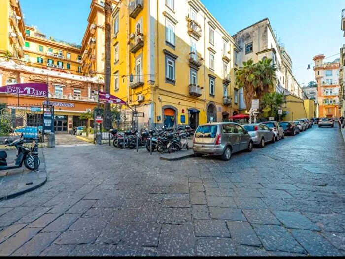 Appartamento bilocale in affitto in Vico Vetriera, Chiaia, Napoli