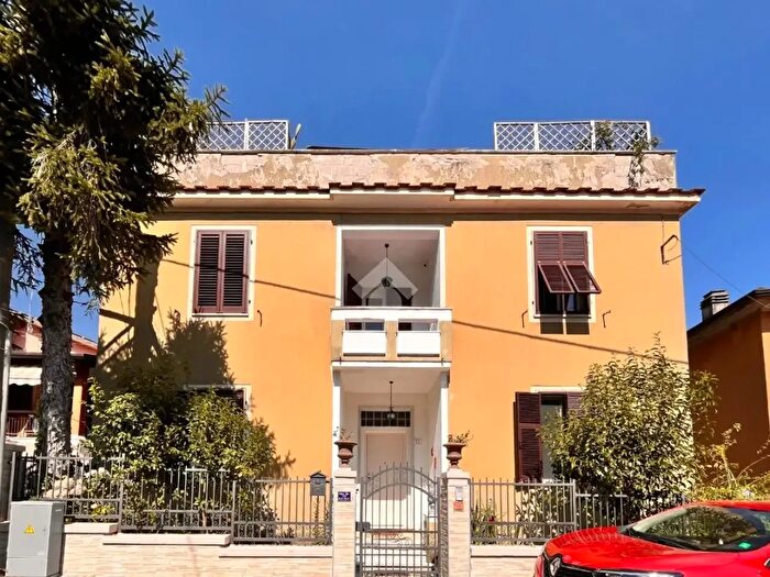 Casa con 8 locali in vendita in Via Agricola, Carrara