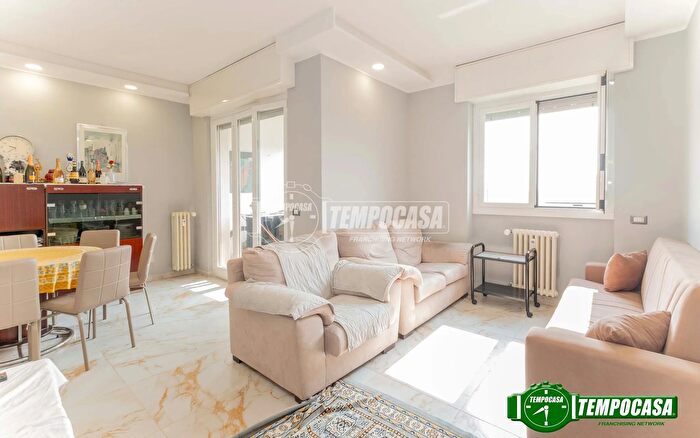 Appartamento quadrilocale in vendita in Via F R Lamennais, Milano