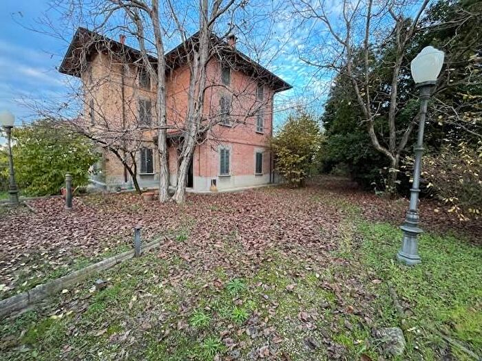 Casa con 10 locali in vendita in Parma