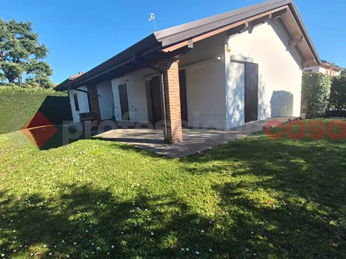Casa con 5 locali in vendita in Via Duca di Genova, Parabiago