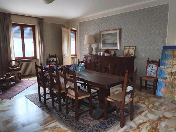 Casa con 9 locali in vendita in Via Firenze, Bastia Umbra