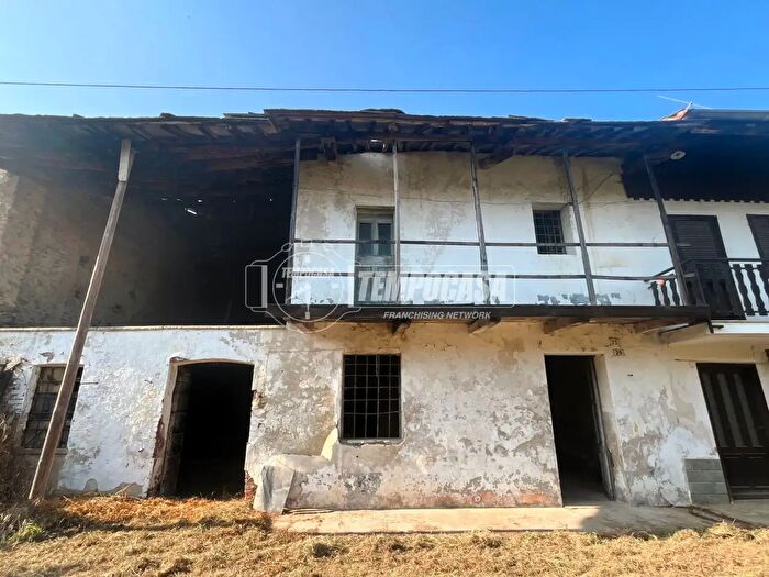 Casa con 5 locali in vendita in Via SantAnna, Cavour