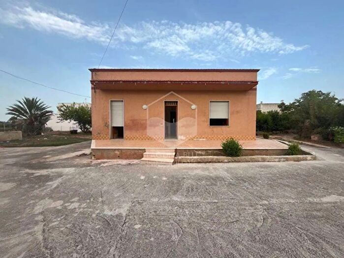 Casa con 6 locali in vendita in Via Pio La Torre, Petrosino