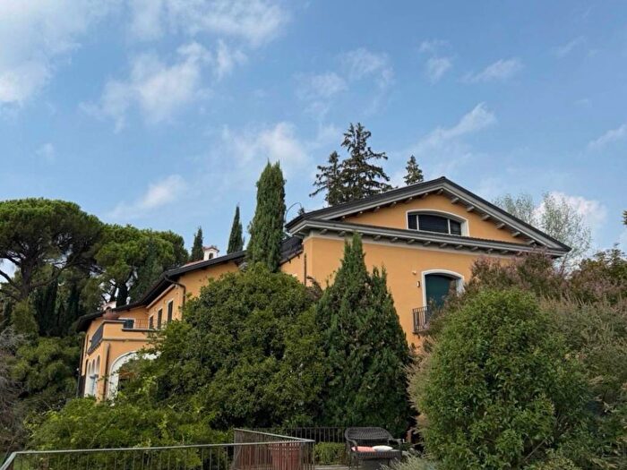 Appartamento con 5 locali in affitto in Via Silvio Pellico, Casbeno, Varese
