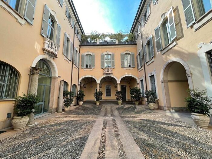 Appartamento quadrilocale in affitto in Via Nerino, Carrobbio, Milano