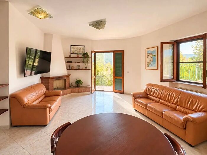 Casa con 5 locali in affitto in Casa Indipendente Via Santuario del Colle, Lenola