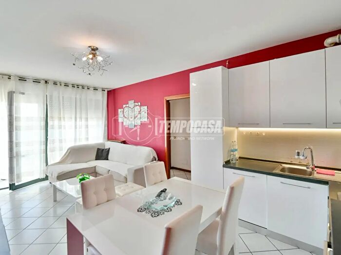 Appartamento trilocale in vendita in Via Giacomo Leopardi, Erba