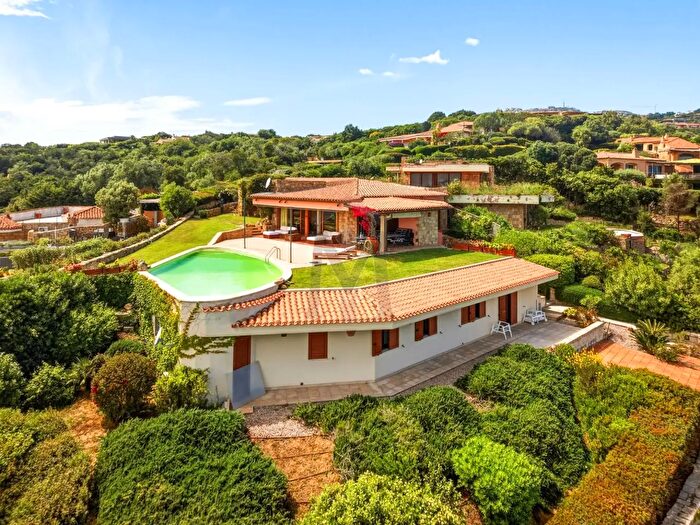 Casa con 16 locali in vendita in Via del Mirto, Arzachena