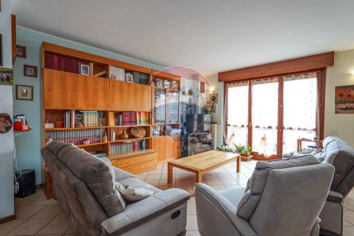 Appartamento con 5 locali in vendita in Via Piave, Azzano San Paolo