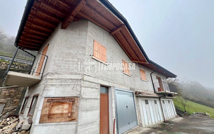 Casa con 5 locali in vendita in Via Flaccadori, Adrara San Rocco