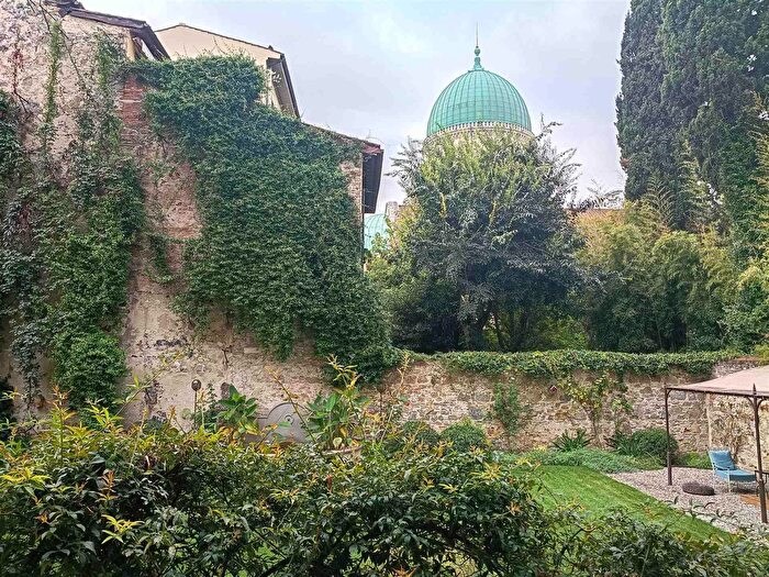 Appartamento con 8 locali in affitto in Firenze