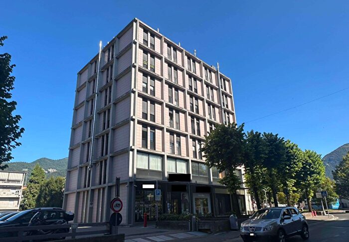 Appartamento quadrilocale in vendita in Piazza Padania, Erba