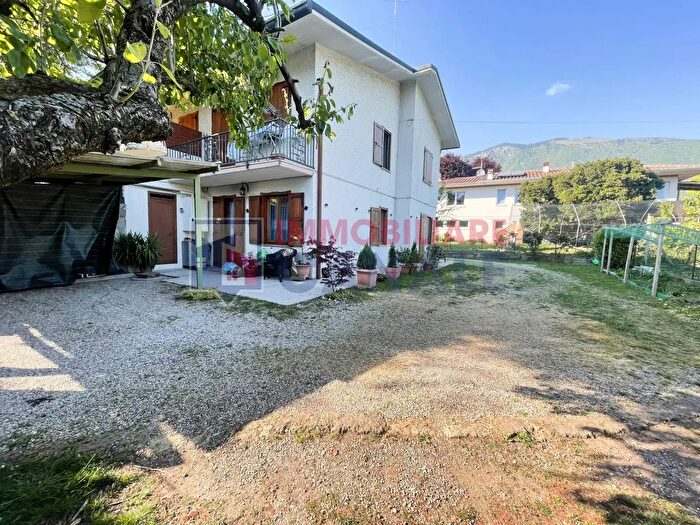 Casa trilocale in vendita in Via Giovanni Pascoli Chiuppano VI, Chiuppano