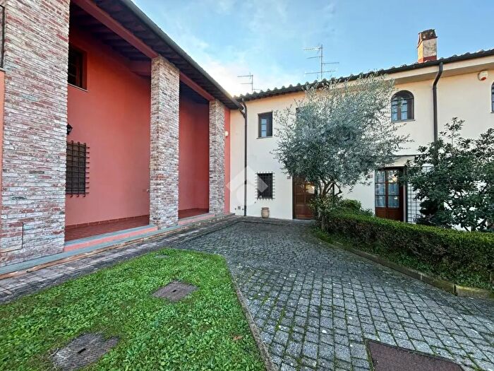 Casa quadrilocale in vendita in Via dellAlloro, Prato