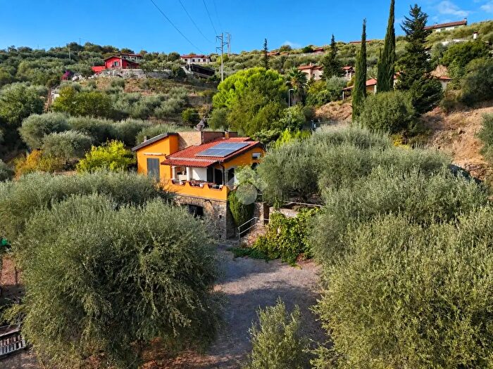 Casa con 6 locali in vendita in Regione Garossi, Civezza