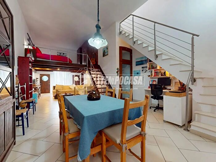 Casa bilocale in vendita in Via Luigi Settembrini, Mola Di Bari