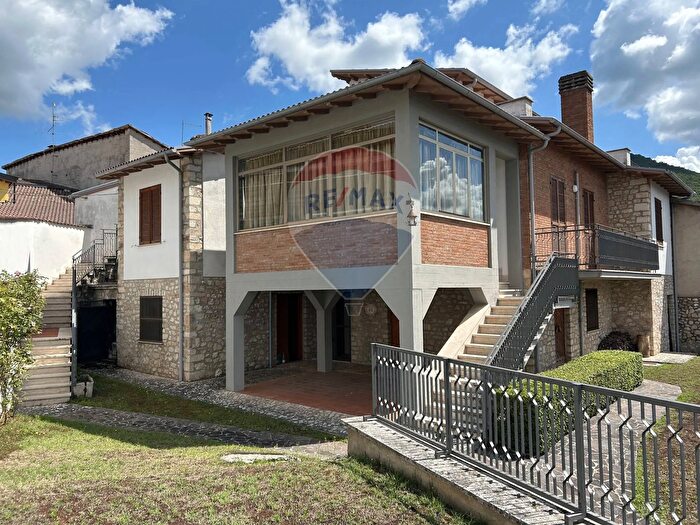 Casa con 7 locali in vendita in Loc Fogliano, Cascia