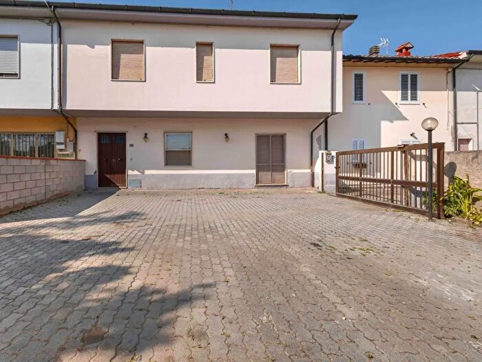 Casa con 6 locali in vendita in Cascina