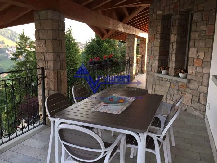 Casa con 5 locali in vendita in Selvino
