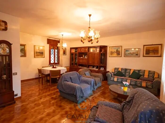 Casa con 6 locali in vendita in Via Montello, Montebelluna