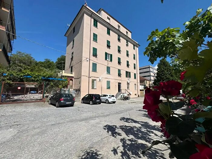 Appartamento con 5 locali in vendita in Via Inferiore Rocca dei Corvi, Genova