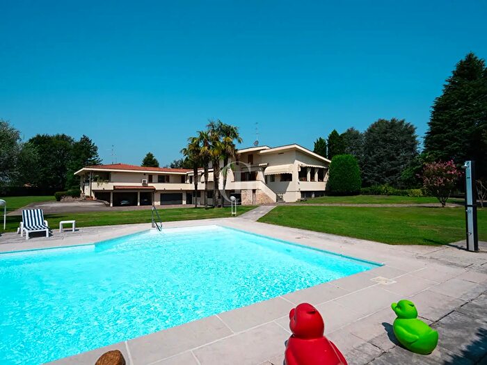 Casa con 17 locali in vendita in Palazzolo Sull'Oglio